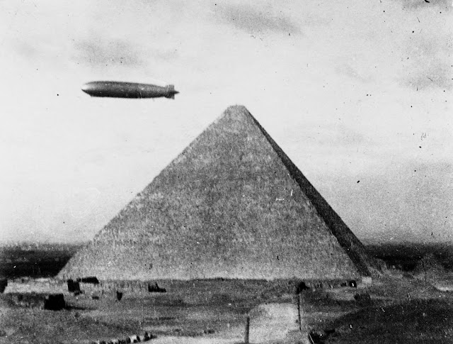 Винтажные фотографии немецкого дирижабля Zeppelin, пролетающего над Гизой, Египет, 1930-е годы