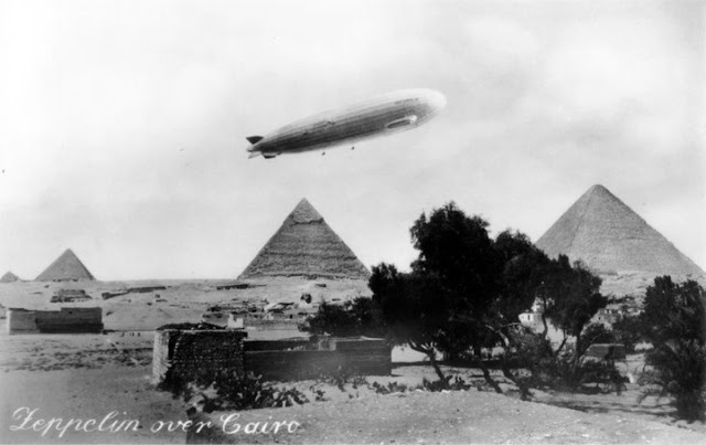 Винтажные фотографии немецкого дирижабля Zeppelin, пролетающего над Гизой, Египет, 1930-е годы