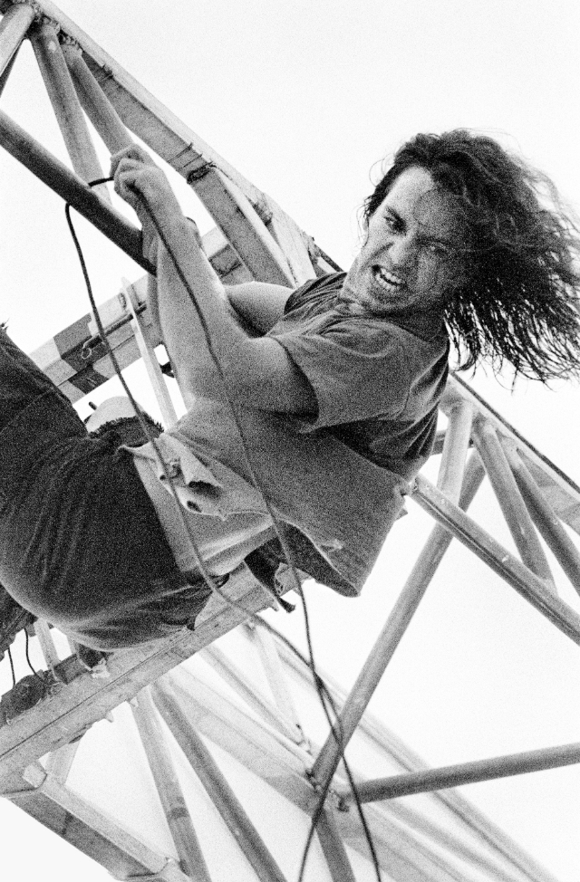 Концерт Drop in the Park и Эдди Веддер из группы Pearl Jam, висящей на стропилах, 1992 г.