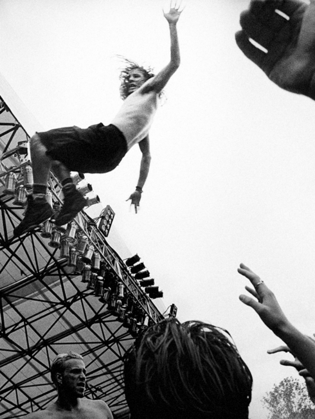 Концерт Drop in the Park и Эдди Веддер из группы Pearl Jam, висящей на стропилах, 1992 г.