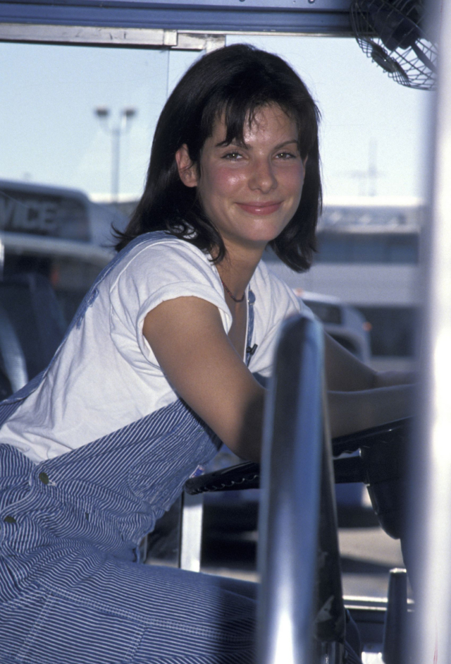 Сандра Баллок во время промо фильма «Скорость» на автобусных линиях Санта-Моники, Калифорния, 1994 год