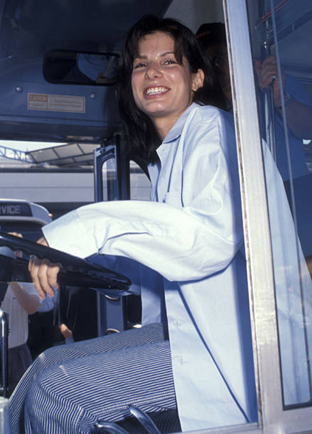Сандра Баллок во время промо фильма «Скорость» на автобусных линиях Санта-Моники, Калифорния, 1994 год