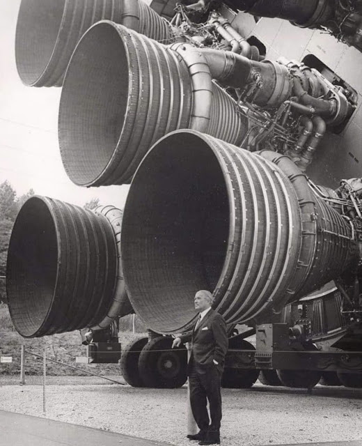 Вернер фон Браун стоит рядом с двигателями F-1, которые доставили человека на Луну, 1969 год