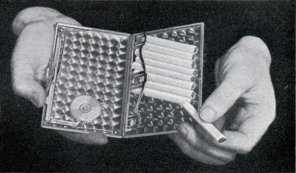 Портсигар ведет учет выкуренных сигарет, переданных друзьям, 1940 год