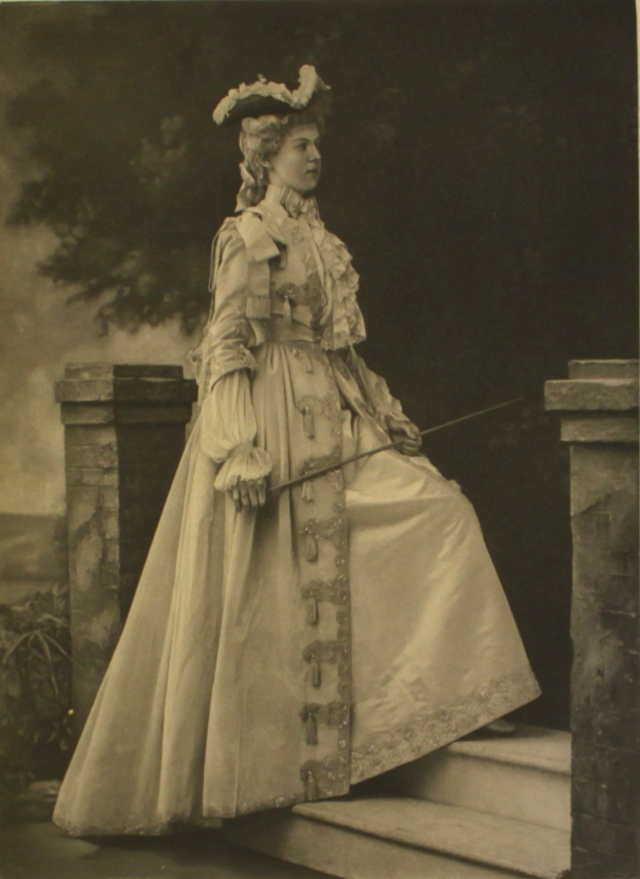 Леди Александра Ачесон позирует в охотничьем костюме эпохи Людовика XV, когда французская аристократия тоже любила наряжаться.