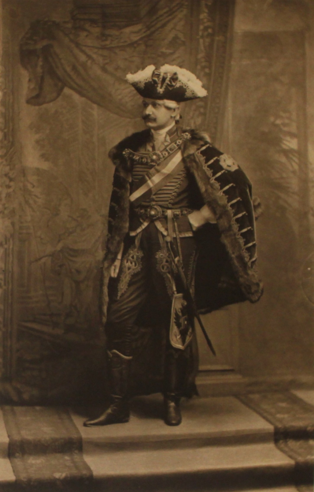 Граф Омар Хадик в роли своего предка, фельдмаршала графа Хадика, наименее смущающий мужской костюм.