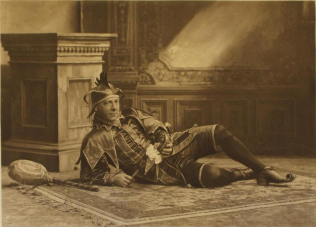 Генри Холден играет Уилла Сомерса, первого придворного шута королевы Елизаветы.