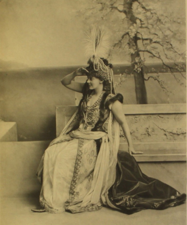 Леди Александра Коулбрук в роли Роксаны, жены Александра Македонского.