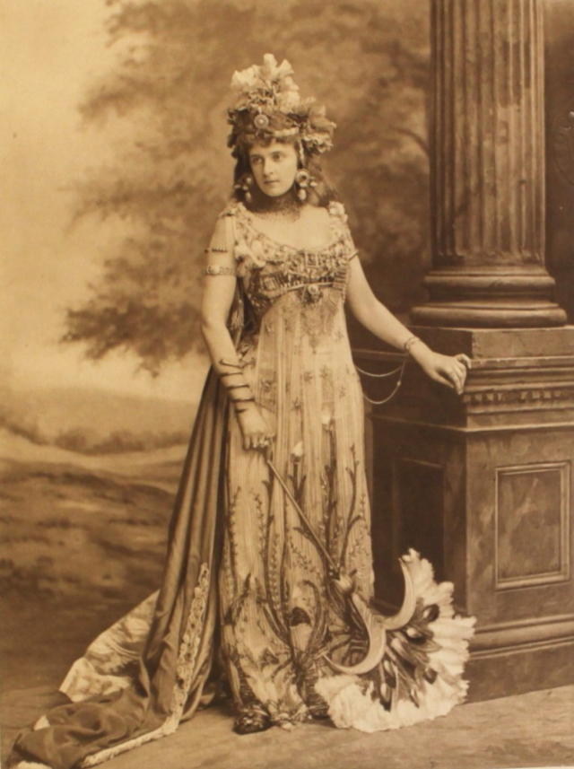 Достопочтенная миссис Алджернон Бурк в роли Саламбо, принцессы Карфагена, в романе Флобера.
