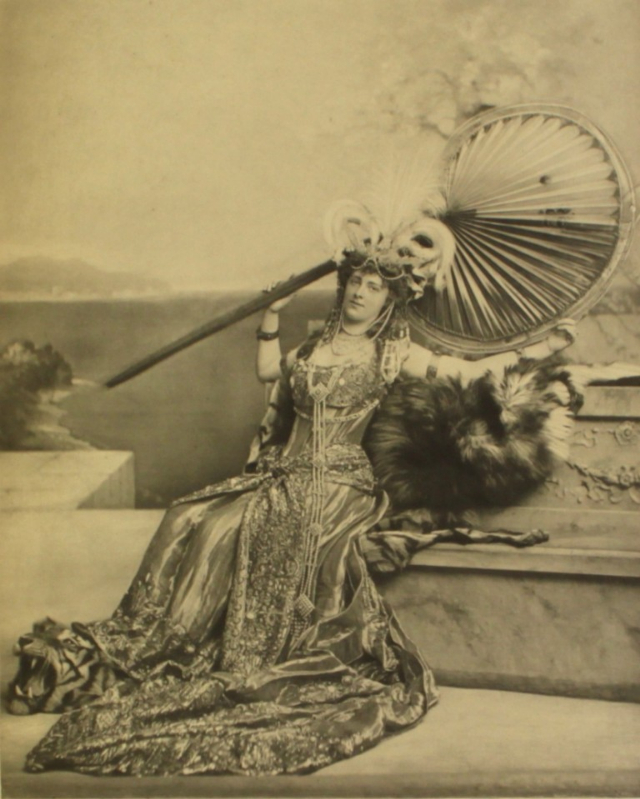 Принцесса Генрих Плессская в роли Клеопатры.