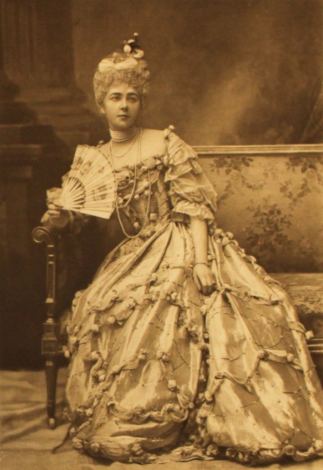 Миссис Элизабет Джеймс в роли эрцгерцогини Анны Австрийской.