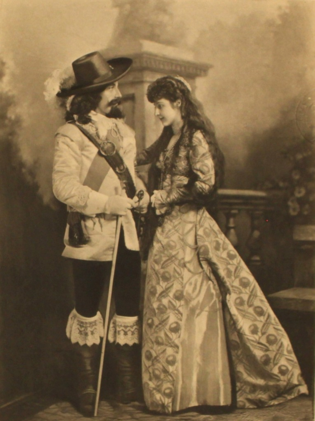 Лорд Чарльз Монтегю в роли Карла I и леди Челси в роли итальянской цветочницы.