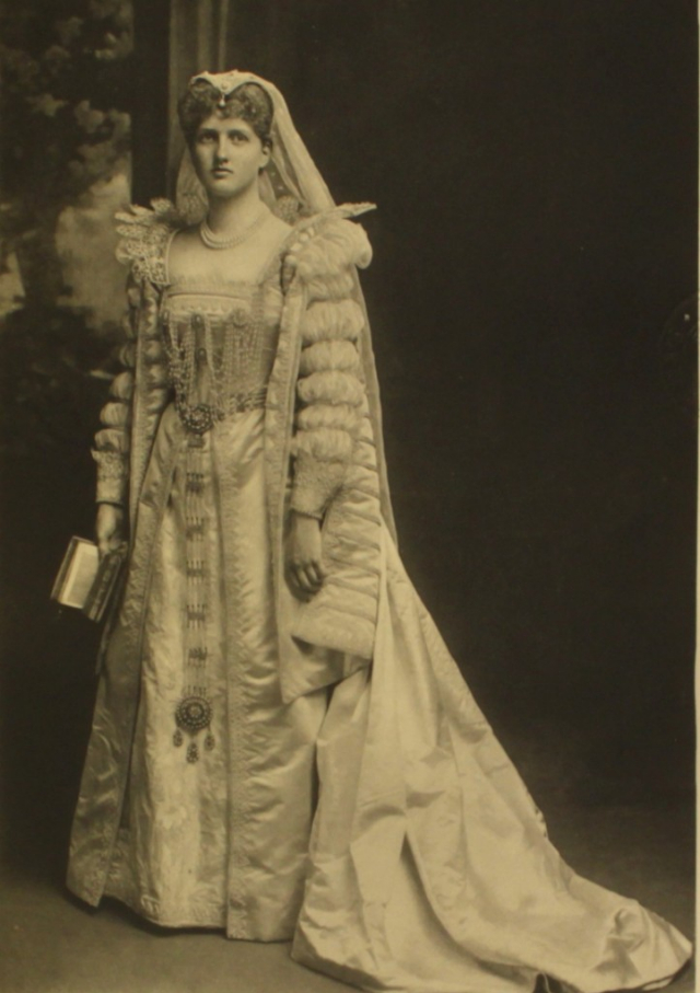 Леди Кэтрин Скотт в роли шотландской королевы Марии в образе замученной святой на религиозной картине.