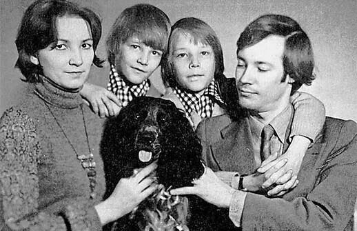 Владимир Конкин с женой Аллой и сыновьями-близнецами Ярославом и Святославом
