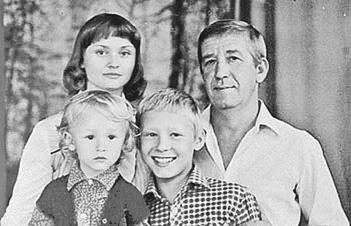 Борислав Брондуков с женой Екатериной и сыновьями, Константином и Богданом