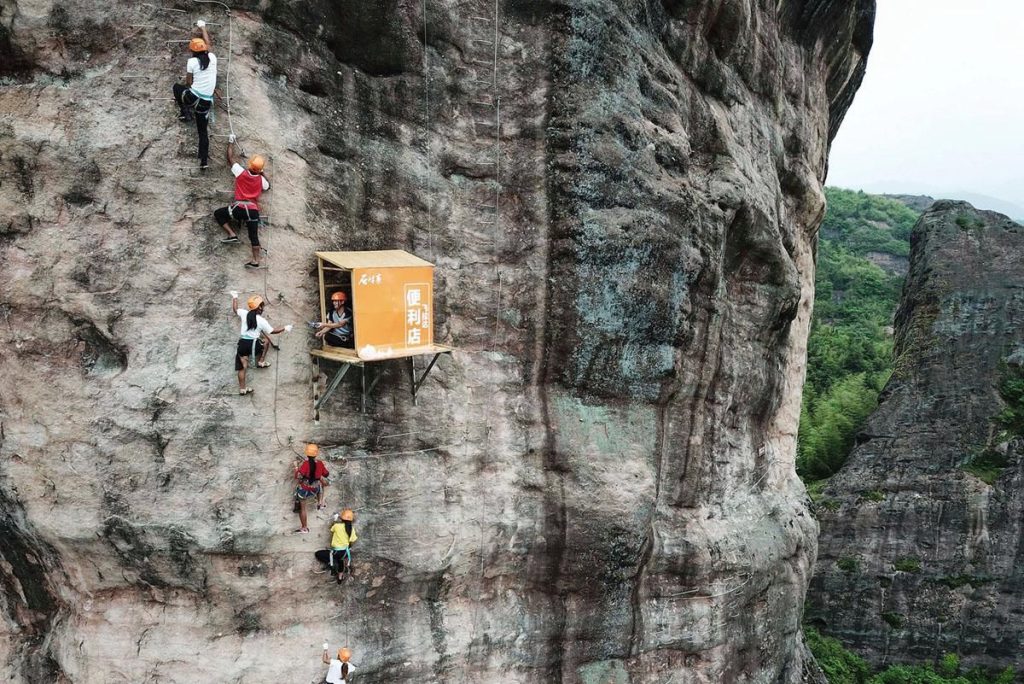 Самый неудобный круглосуточный магазин в мире расположен на склоне скалы