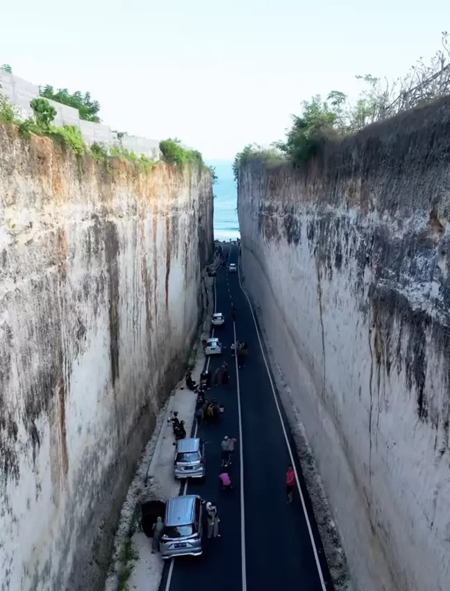 Необычная дорога между скал к пляжу Бали